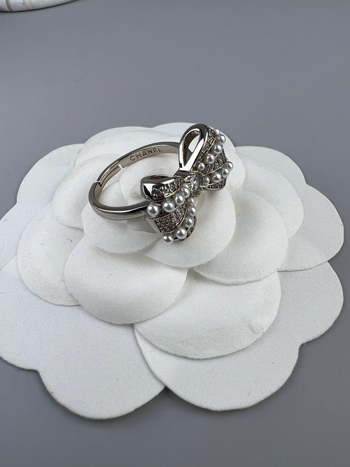 18K Chanel Bow Tie Pearls Ring